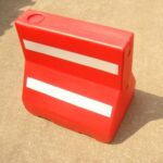 حاجز طرق بلاستيك ابيض- احمر