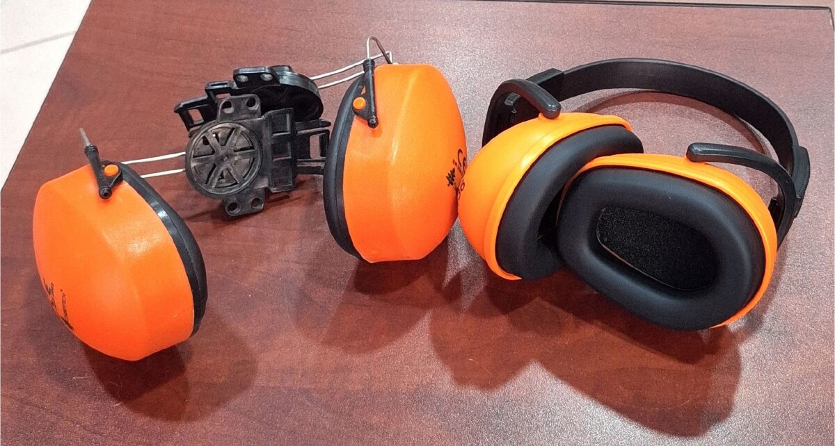 American noise-cancelling headphones - Image 1