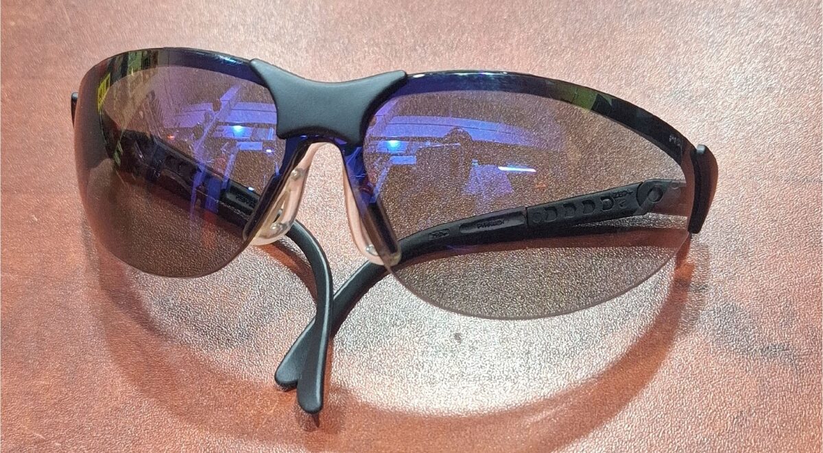 Safety glasses with reflective mirrors - Image 1